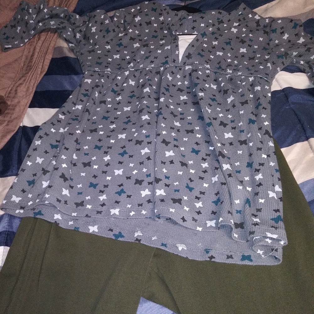 Cute gray top with hoodie and white stars